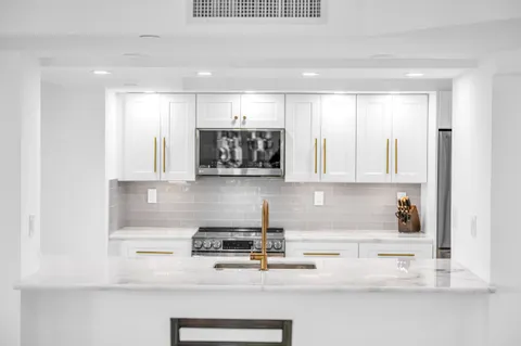 $1,115,000 | 100 Southeast 5th Avenue, Unit 304, Boca Raton, FL 33432