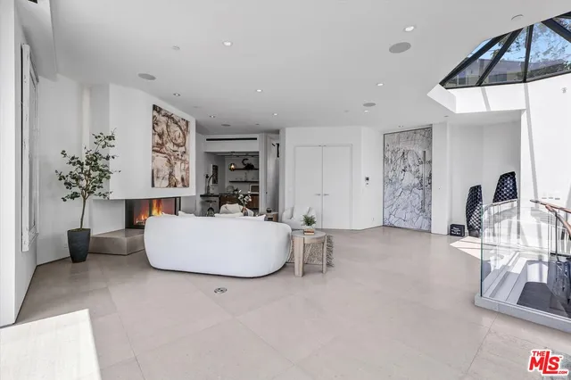$6,499,000 | 8526 Hollywood Boulevard, Los Angeles, CA 90069
