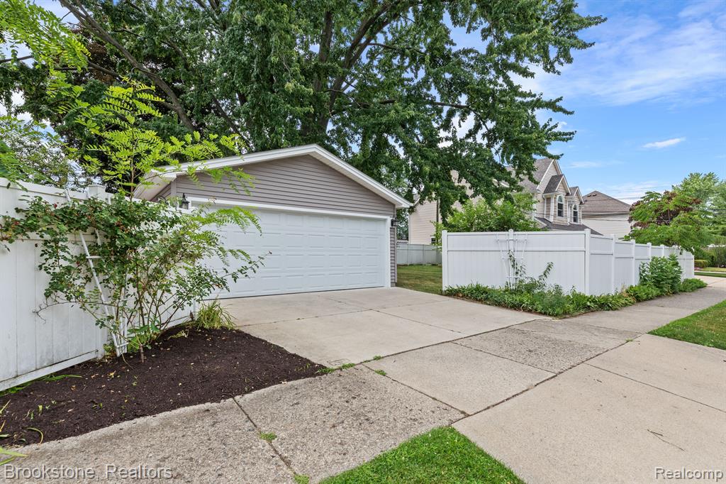 2120 Oxford Road Berkley, MI 48072 - Photo 35 of 42