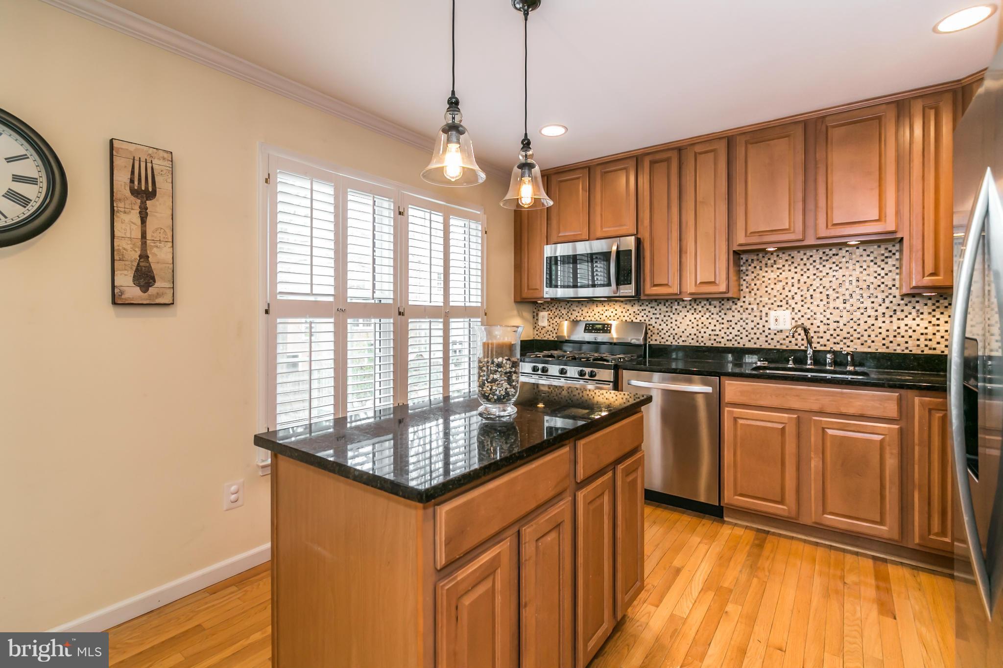 11868 St Trinians Court Reston, VA 20191 - Photo 7 of 30 Kitchen
