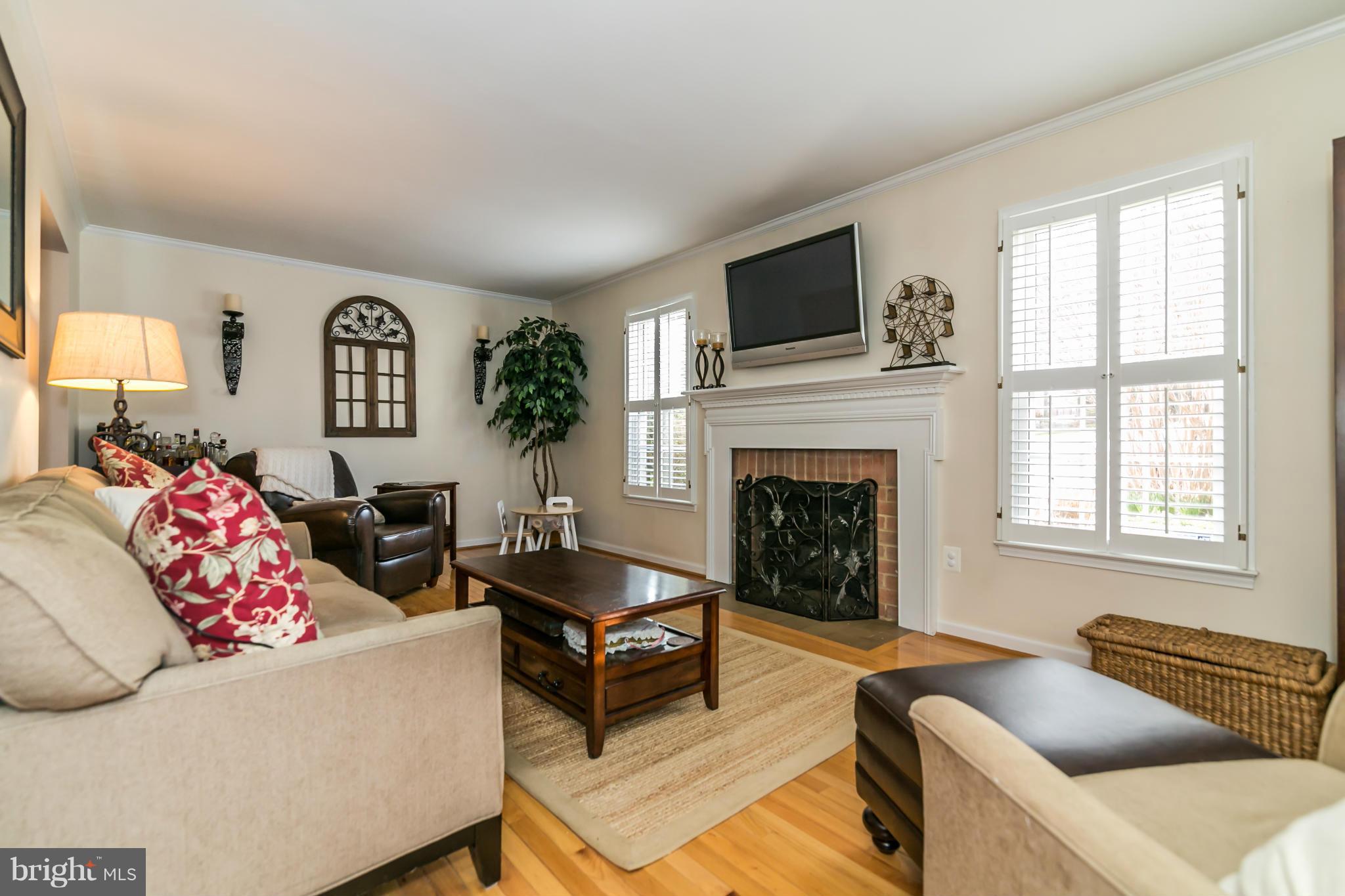 11868 St Trinians Court Reston, VA 20191 - Photo 10 of 30 Living Room