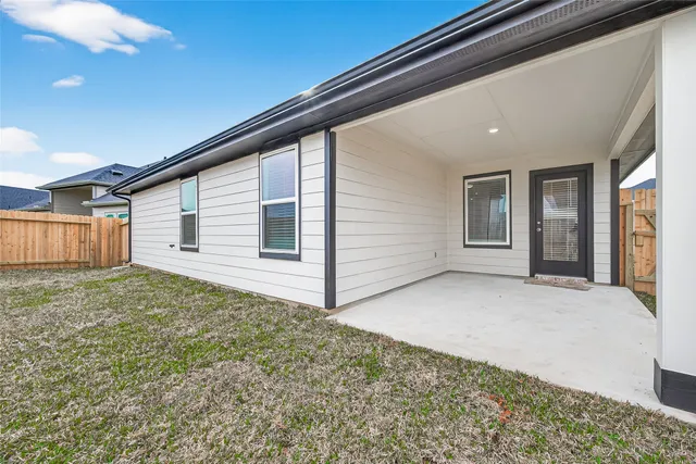 a view of a house with backyard