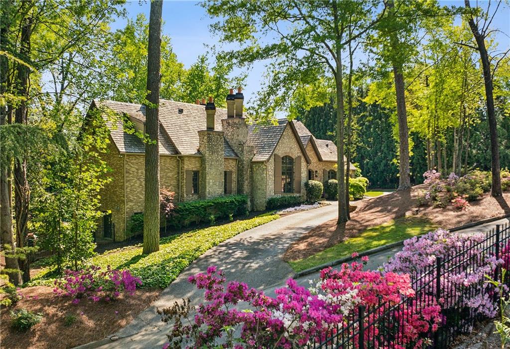 105 Kingston Manor Northeast Atlanta, GA 30342 - Photo 8 of 104