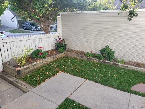 a view of a backyard with pathway