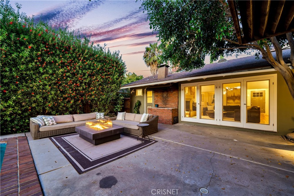 3667 Willowcrest Avenue Studio City, CA 91604 - Photo 39 of 49 a view of a lounge chairs in the patio