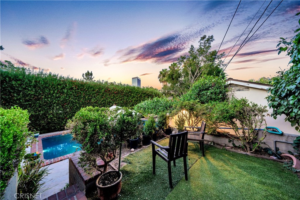 3667 Willowcrest Avenue Studio City, CA 91604 - Photo 43 of 49 a backyard of a house with table and chairs