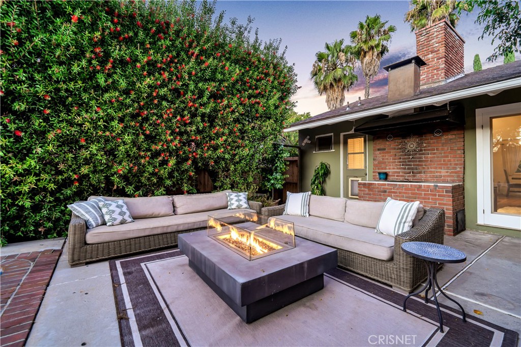 3667 Willowcrest Avenue Studio City, CA 91604 - Photo 45 of 49 a view of a couches in a patio