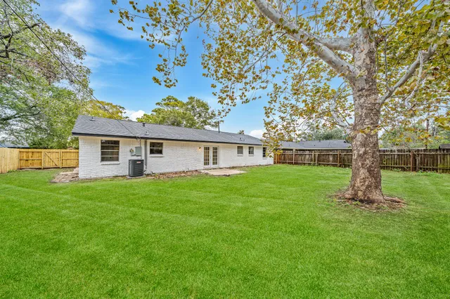 a view of a yard in front of house