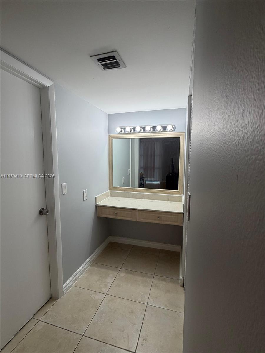 17600 North Bay Road, Unit N907 Sunny Isles Beach, FL 33160 - Photo 21 of 22 a view of workspace and bathroom