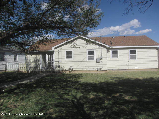 4304 South Ong Street Amarillo, TX 79110 - Photo 4 of 5 a front view of a house with a yard