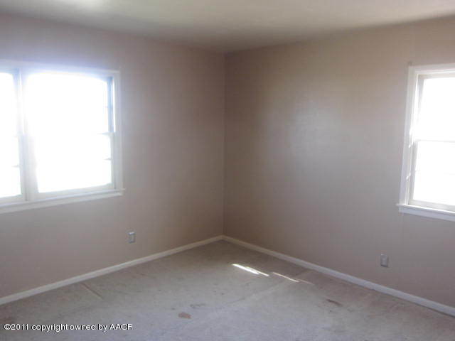 4304 South Ong Street Amarillo, TX 79110 - Photo 5 of 5 an empty room with a window