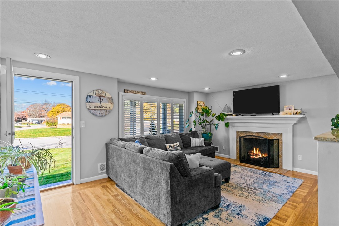 50 Deborah Road Warwick, RI 02888 - Photo 3 of 20