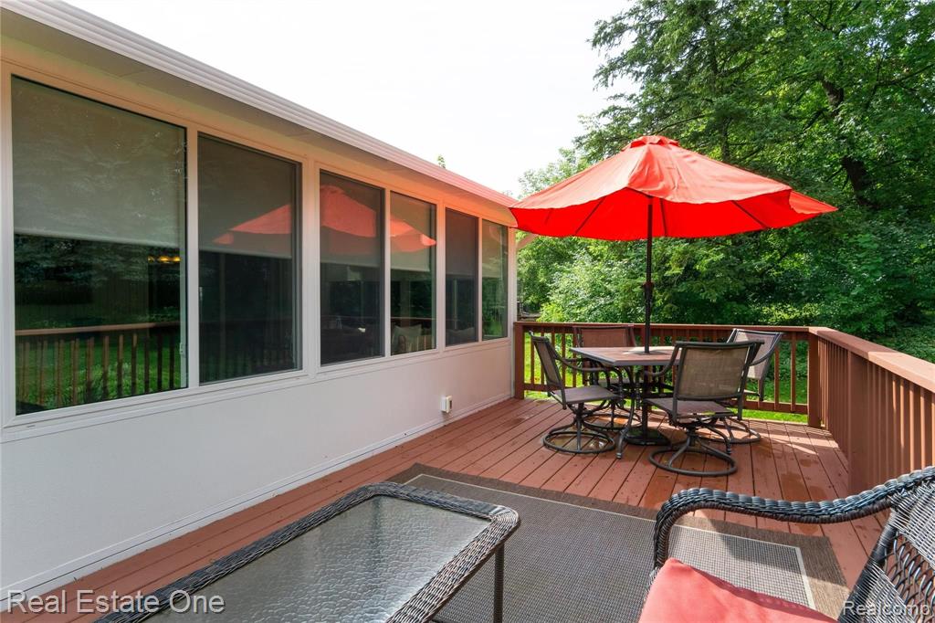 24379 Surfside Road Novi, MI 48374 - Photo 7 of 40