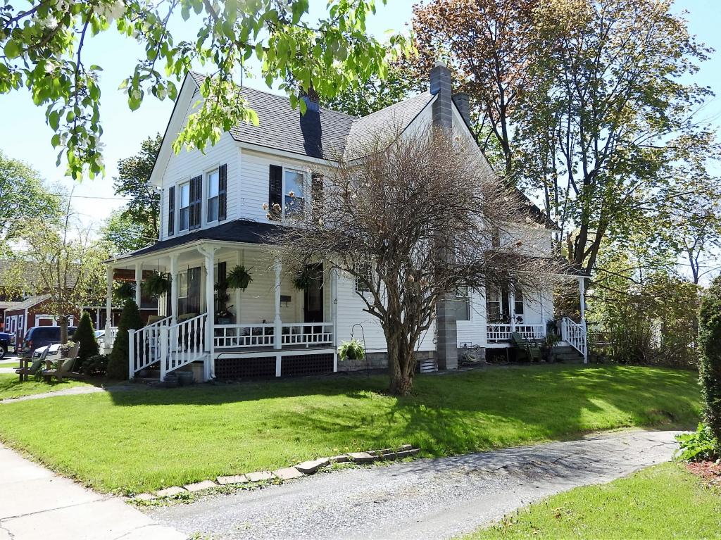 28 East Center Street Rutland, VT 05701 - Photo 4 of 17 Gallery Image 4