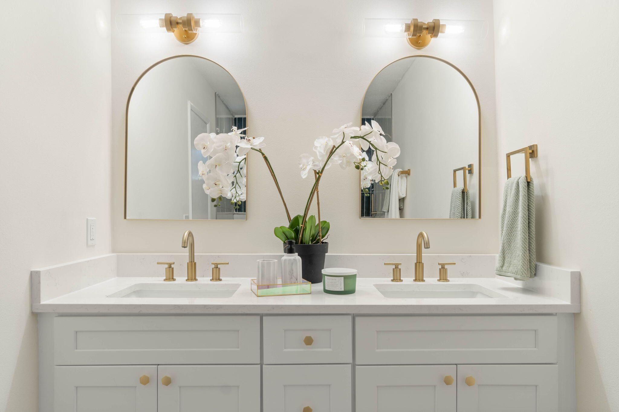 2313 Canal Drive Niceville, FL 32578 - Photo 27 of 52 a bathroom with sinks a mirror and vanity