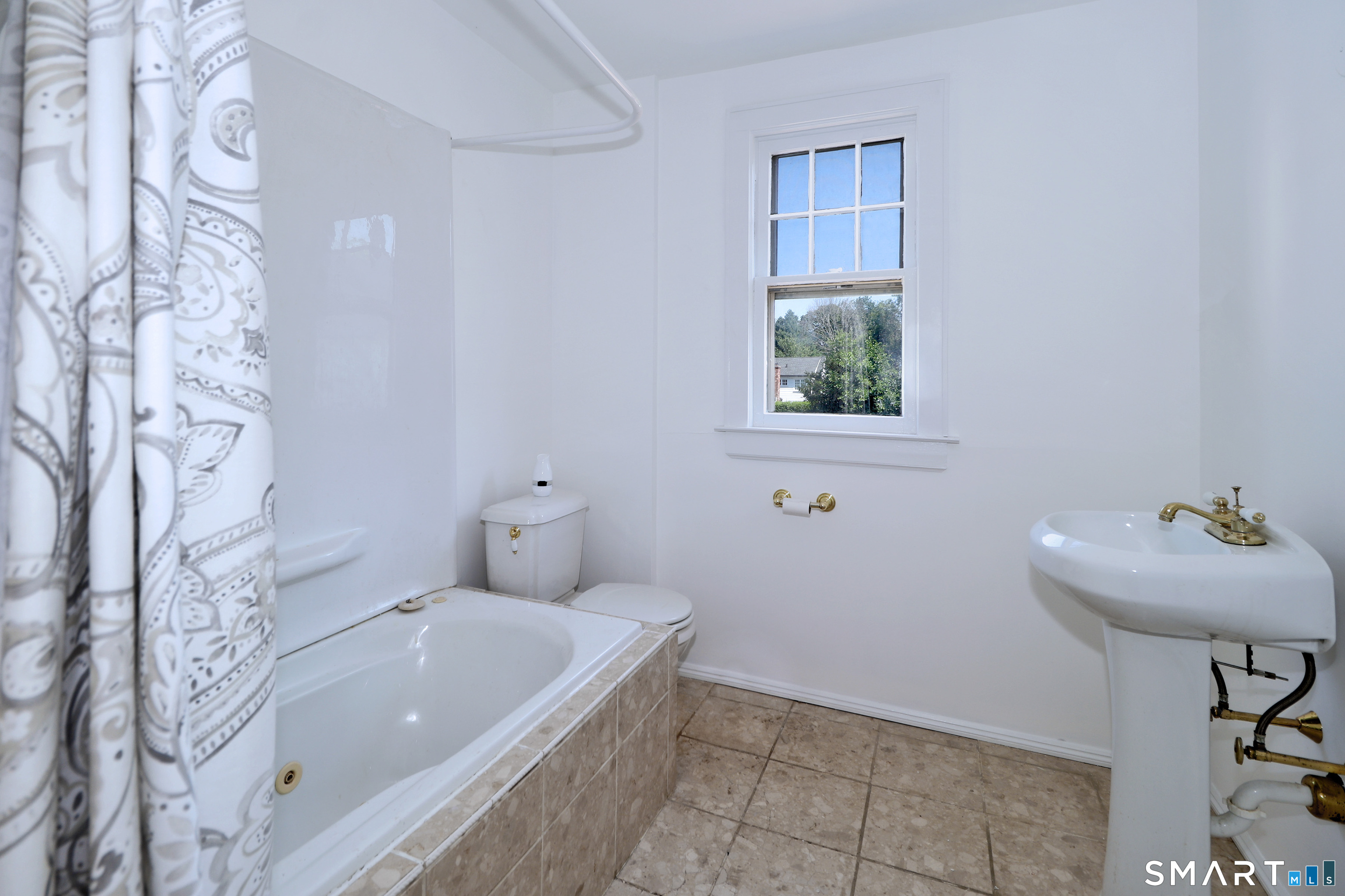 104 Henderson Road Fairfield, CT 06824 - Photo 20 of 26 Upper Level Full Bath with Jetted Tub