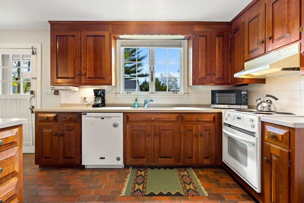159 Colon Street Beverly, MA 01915 - Photo 4 of 40 Gallery Image 4