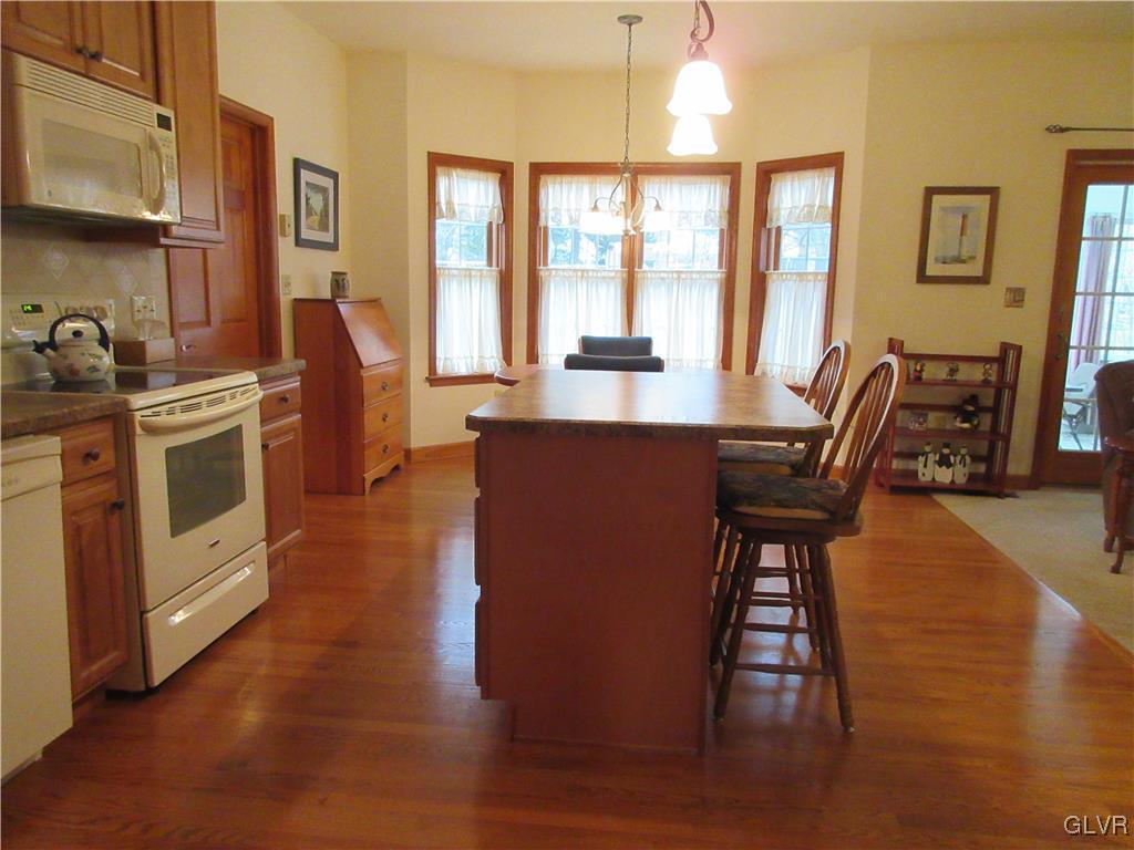 4198 Wellesley Road Bethlehem, PA 18017 - Photo 16 of 48 Breakfast nook off the kitchen