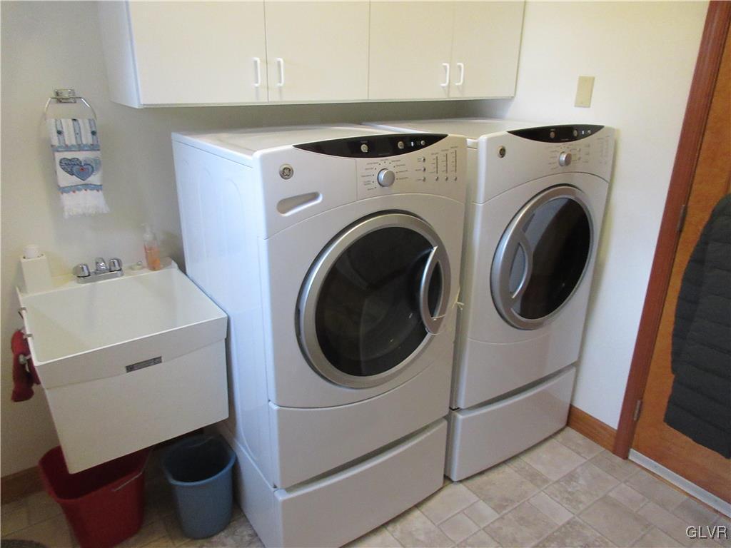 4198 Wellesley Road Bethlehem, PA 18017 - Photo 28 of 48 Laundry off kitchen