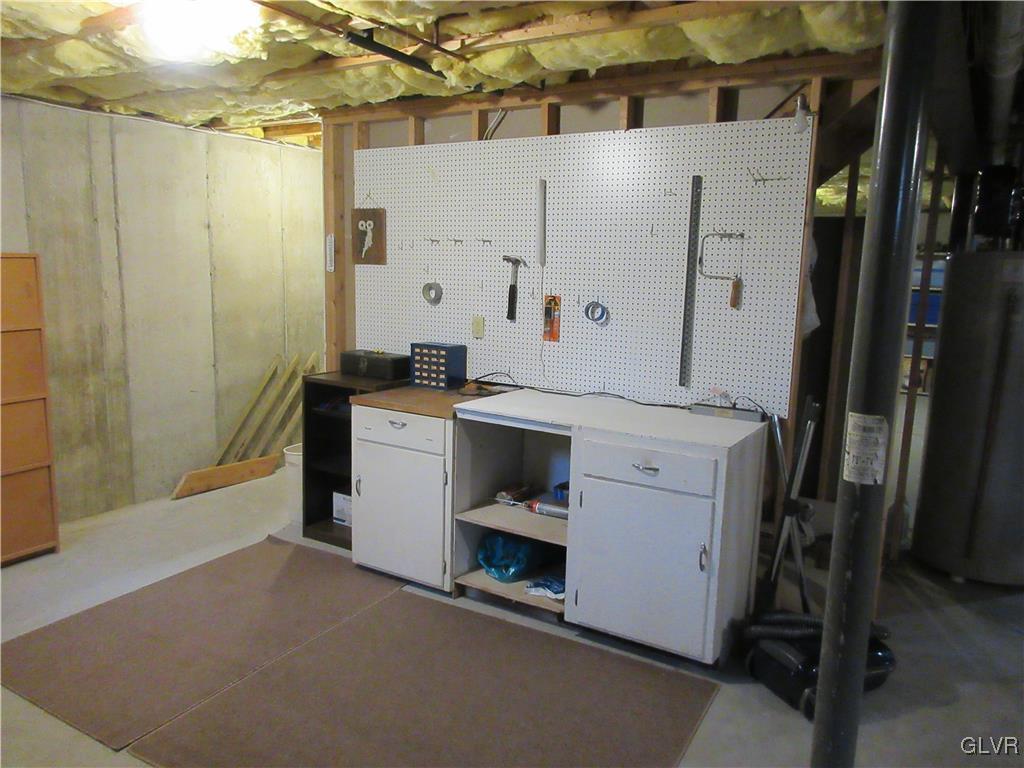 4198 Wellesley Road Bethlehem, PA 18017 - Photo 43 of 48 Basement work bench