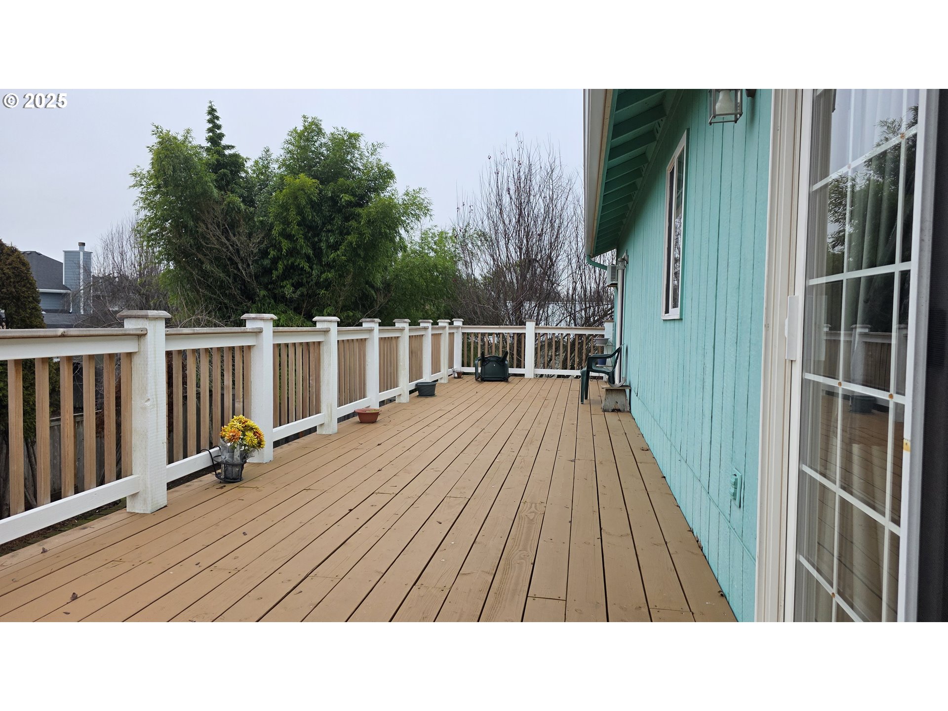 934 South 46th Street Springfield, OR 97478 - Photo 20 of 37 a balcony with wooden floor and fence