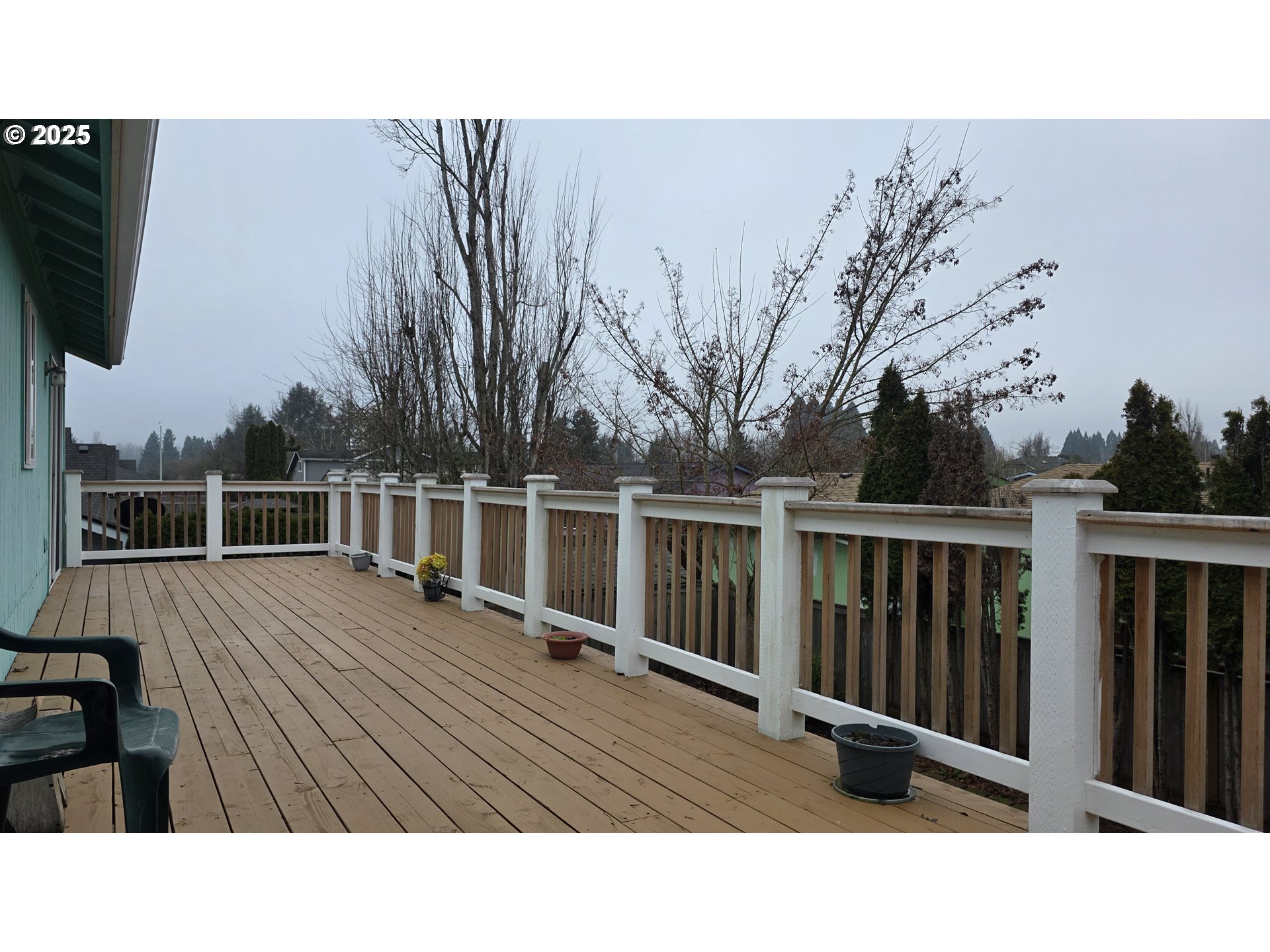 934 South 46th Street Springfield, OR 97478 - Photo 23 of 37 a balcony with wooden floor and fence