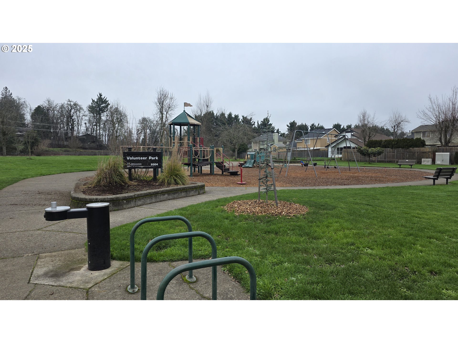 934 South 46th Street Springfield, OR 97478 - Photo 36 of 37 a view of a swimming pool and a yard
