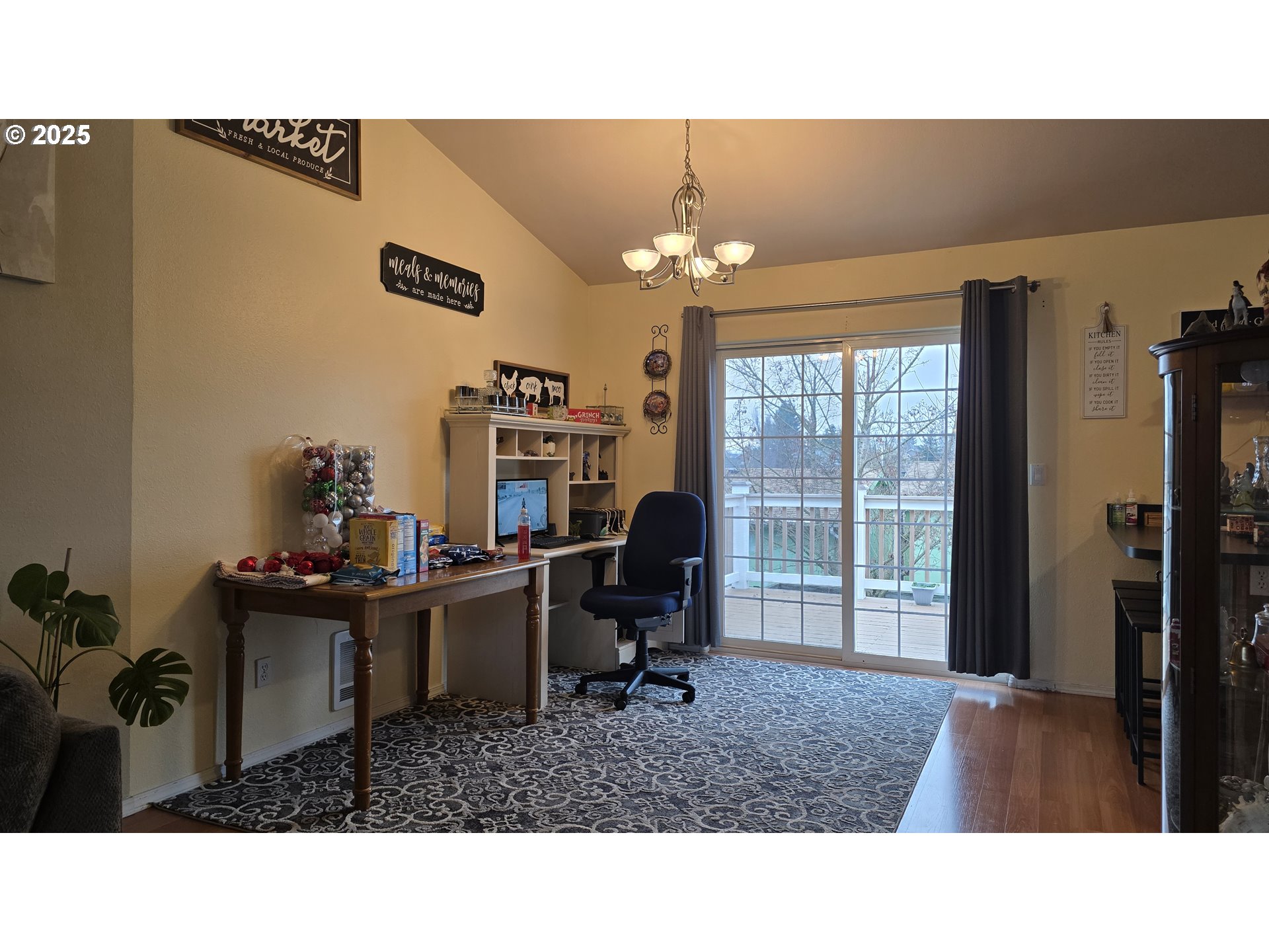 934 South 46th Street Springfield, OR 97478 - Photo 10 of 37 a living room with furniture