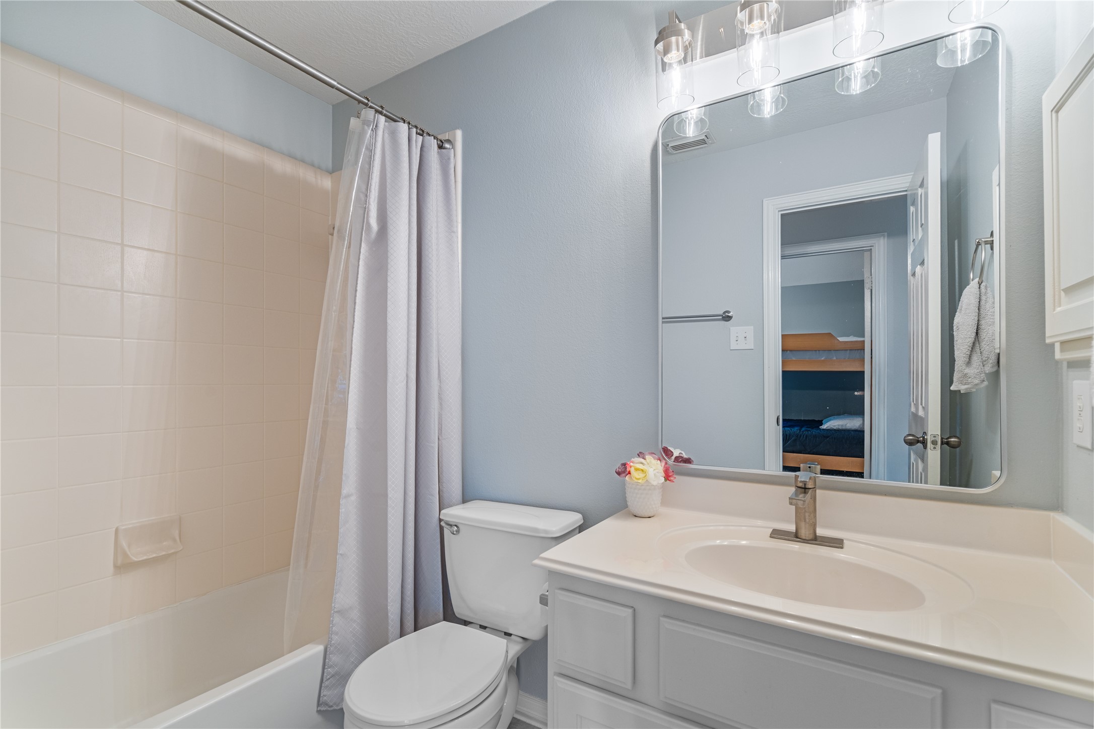 14718 Ramblebrook Humble, TX 77396 - Photo 23 of 38 Secondary full bath offering convenience on its own side of the upstairs layout.