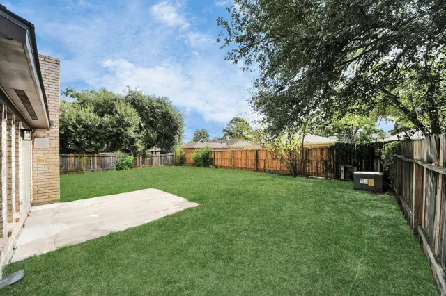 a view of a back yard