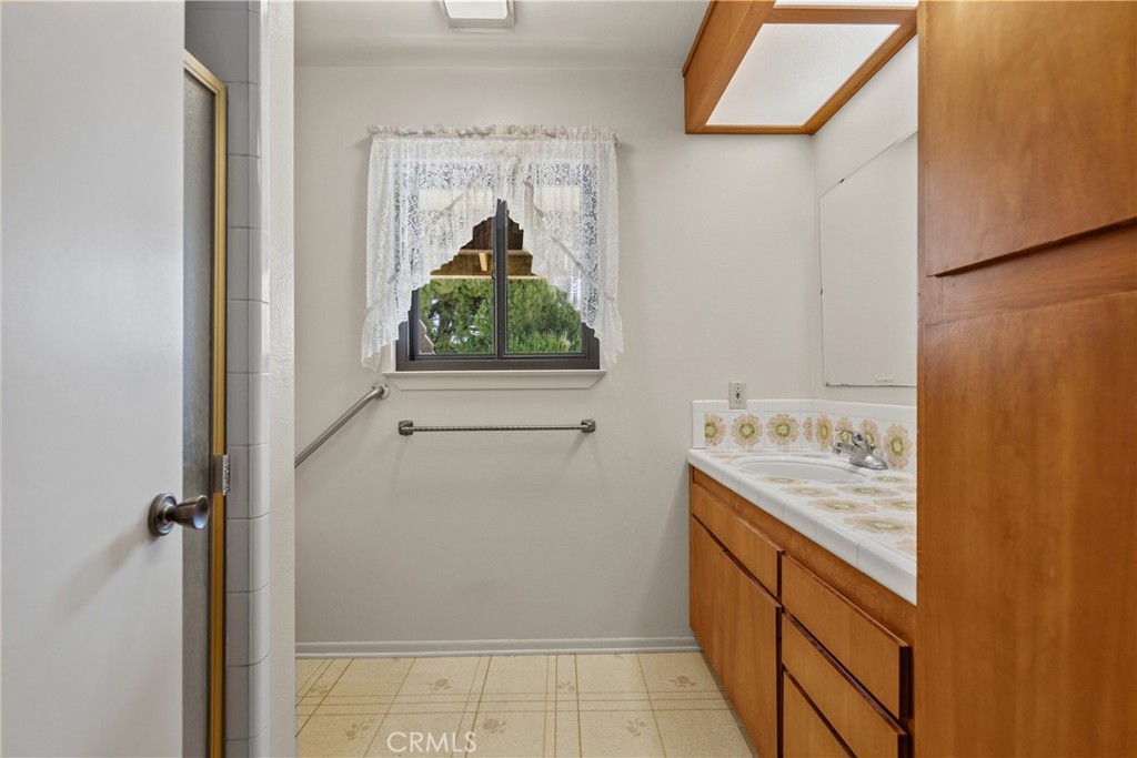 2425 Duval Road Camarillo, CA 93012 - Photo 33 of 45 guest suite bath