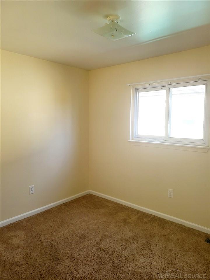 32080 Ruehle Avenue Warren, MI 48093 - Photo 10 of 17 50036208-9.JPG