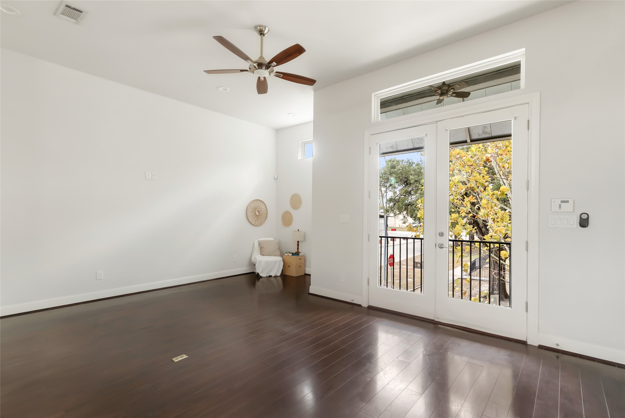 3351 Kilgore Street Houston, TX 77021 - Photo 16 of 38 Living area with balcony access