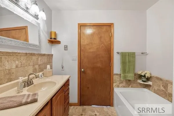 $680,000 | 2587 Sparks Lane, American Falls, ID 83211