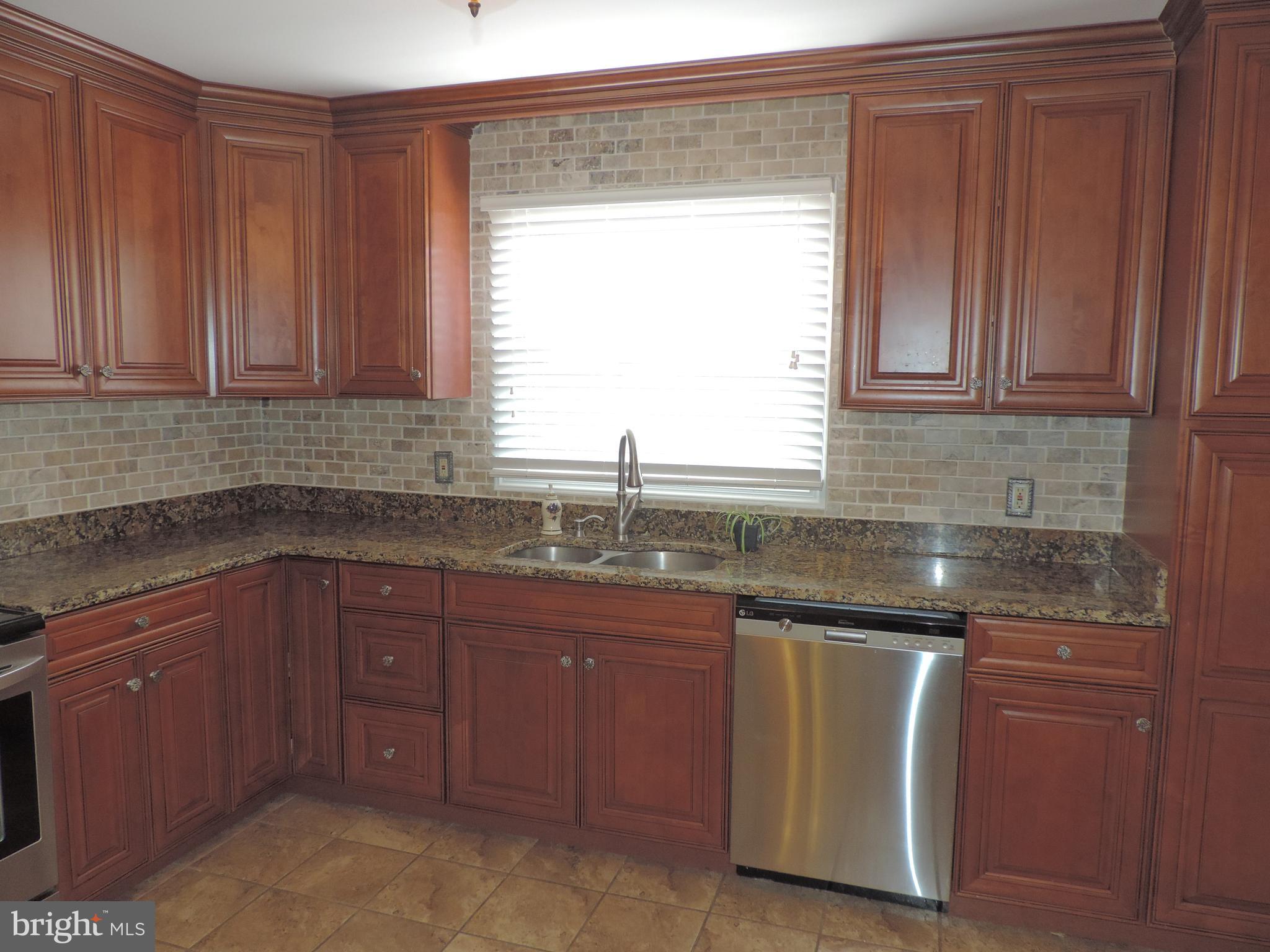 607 Paradise Road Aberdeen, MD 21001 - Photo 13 of 39 Ceramic backsplash/SS appliances