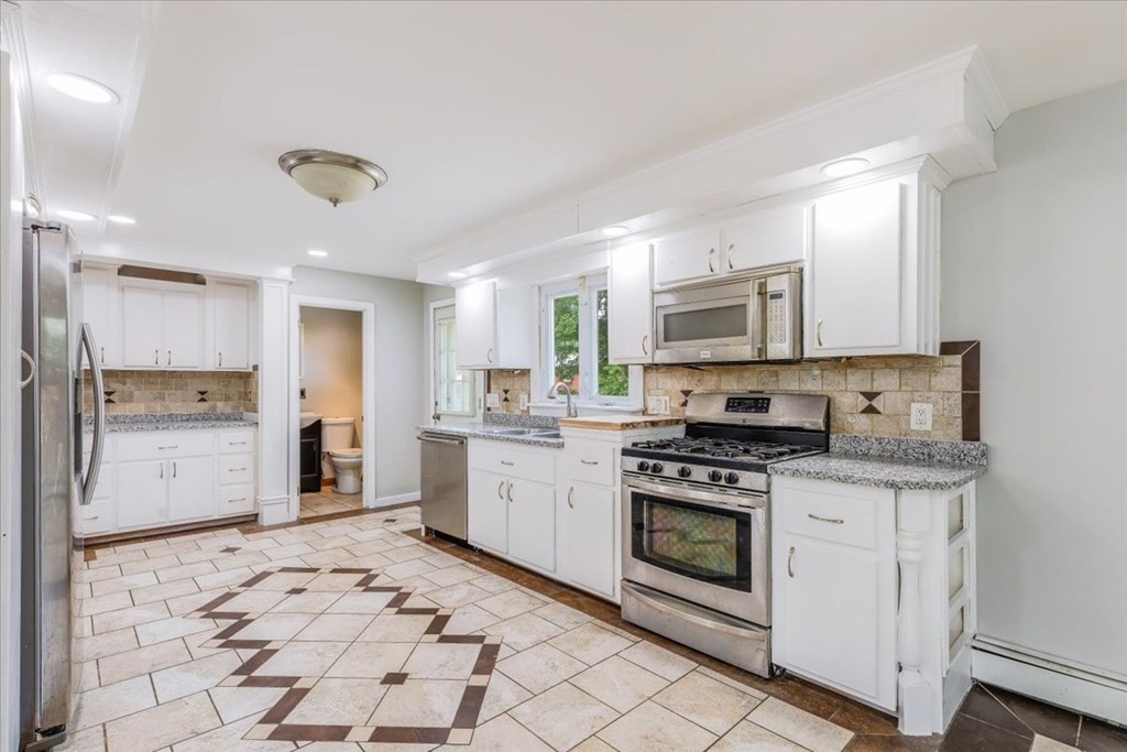85 Pontiac Road Somerset, MA 02726 - Photo 9 of 36 Gallery Image 9