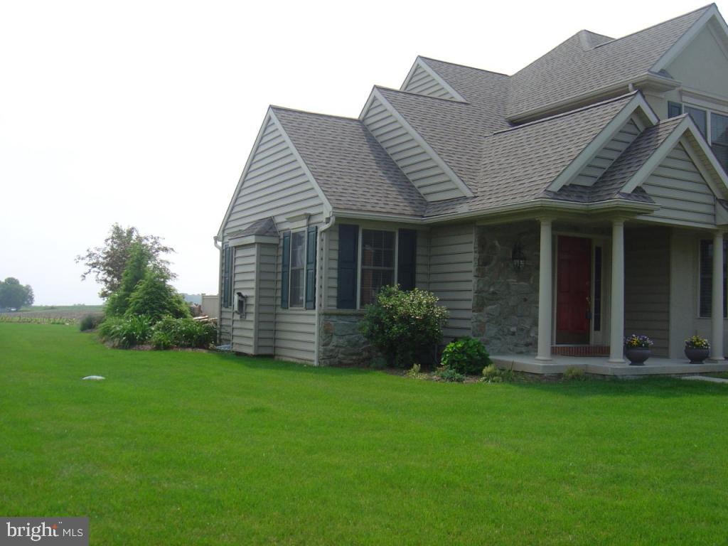 543 Oak Lane Lititz, PA 17543 - Photo 2 of 14