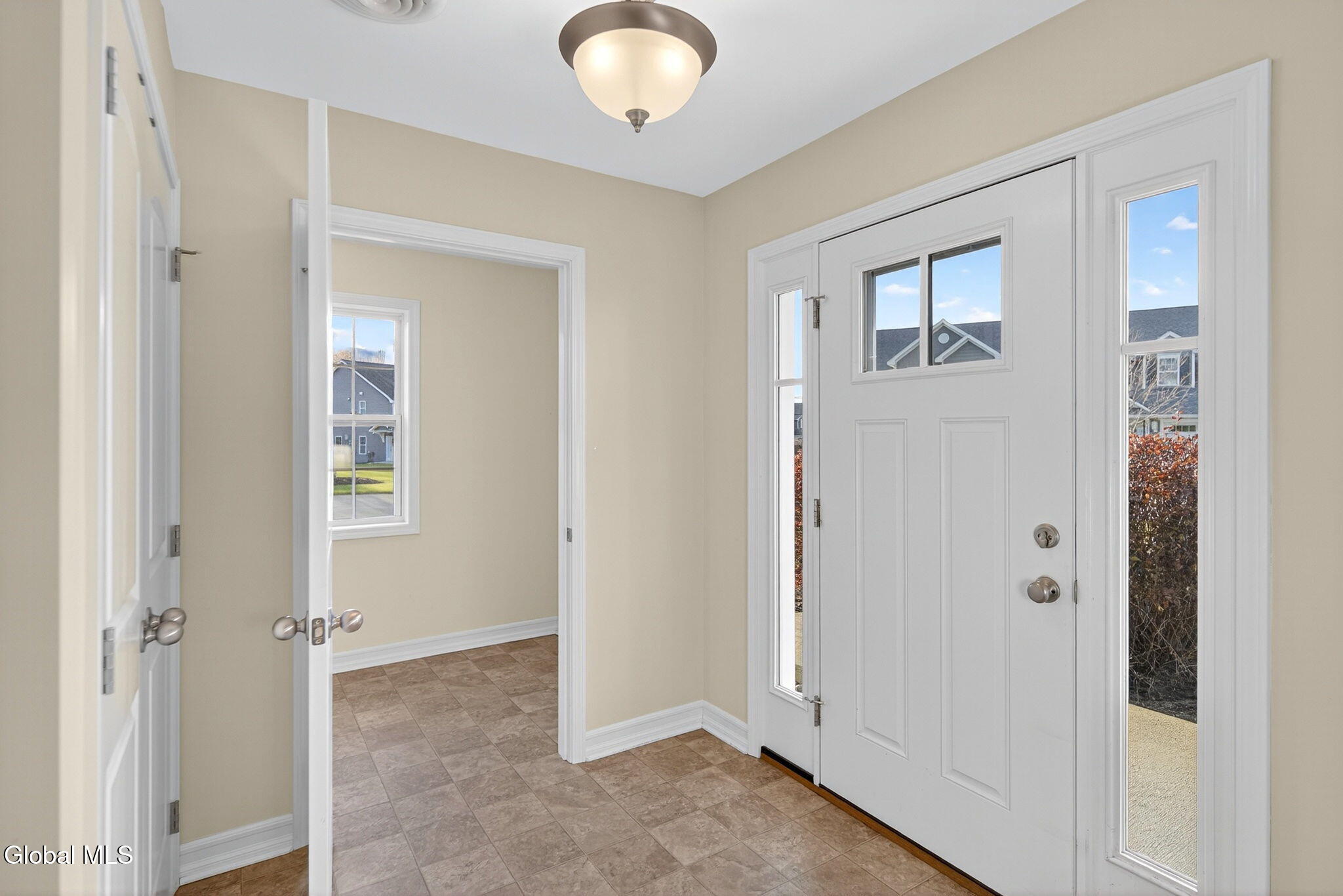 178 Paddock Circle Rotterdam, NY 12306 - Photo 2 of 24 Interior 01