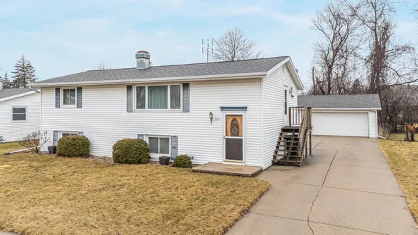 $309,900 | 827 Heritage Trail, Oshkosh, WI 54904