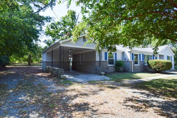 a view of a house with a yard