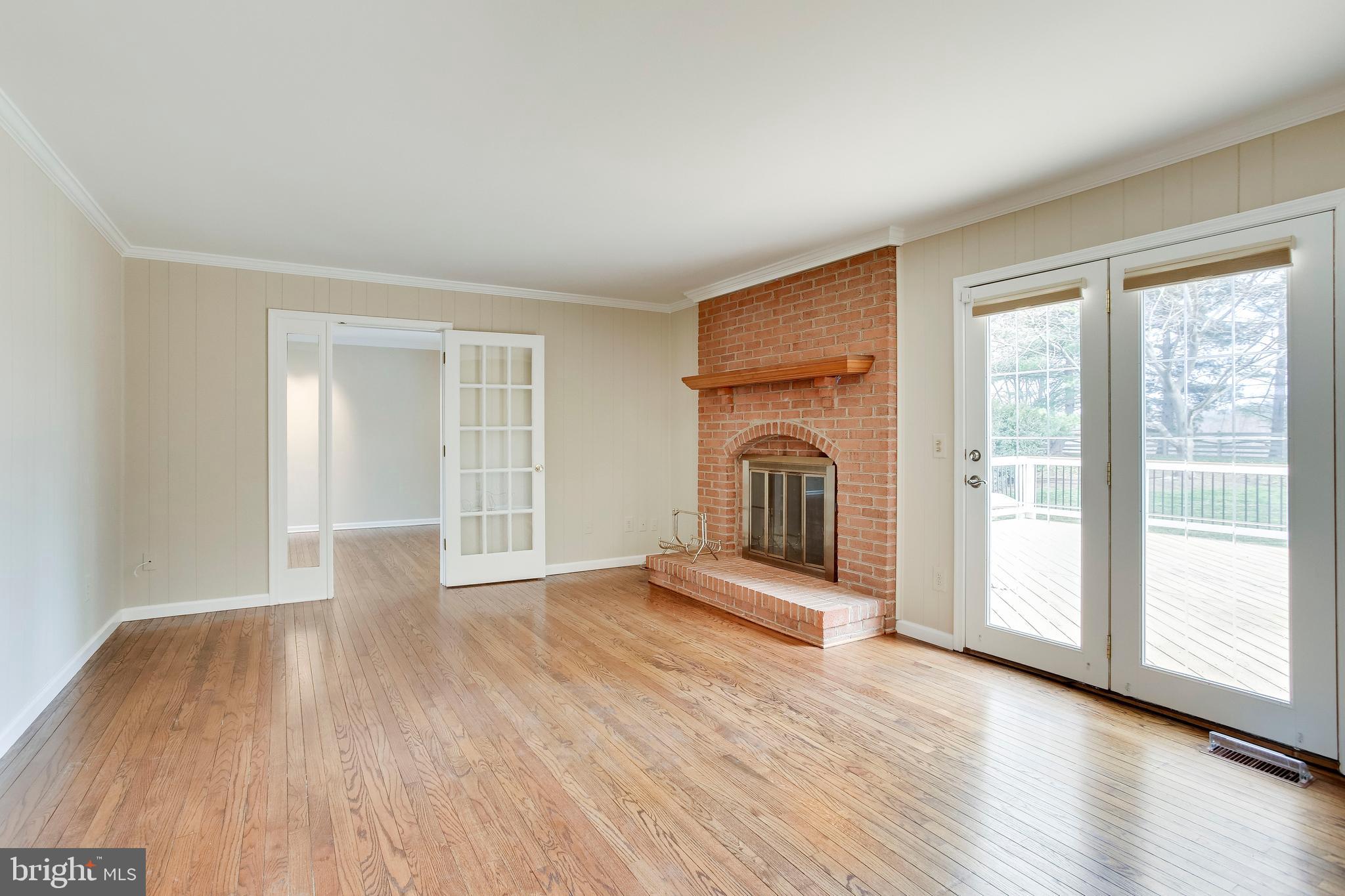 122 Hamilton Road Sterling, VA 20165 - Photo 11 of 37 Family room leads to large deck outside