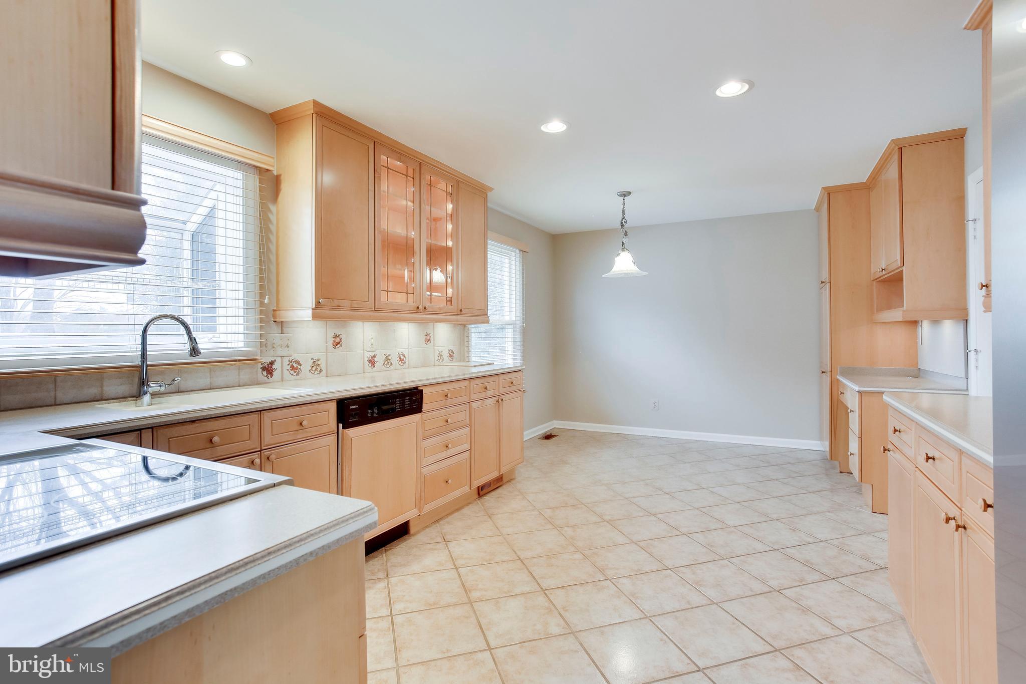 122 Hamilton Road Sterling, VA 20165 - Photo 15 of 37 Large kitchen