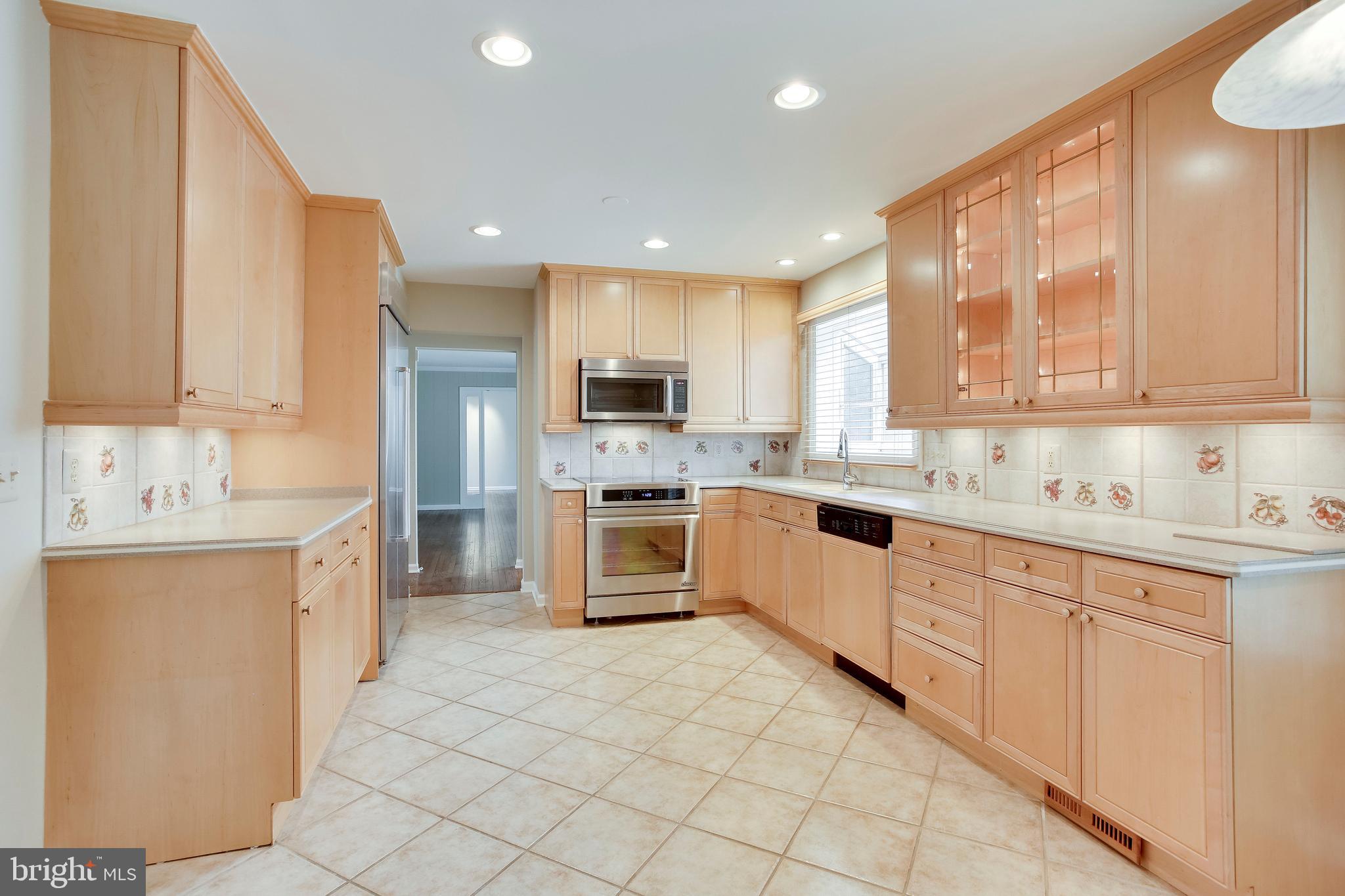 122 Hamilton Road Sterling, VA 20165 - Photo 16 of 37 So many cabinets and counter space