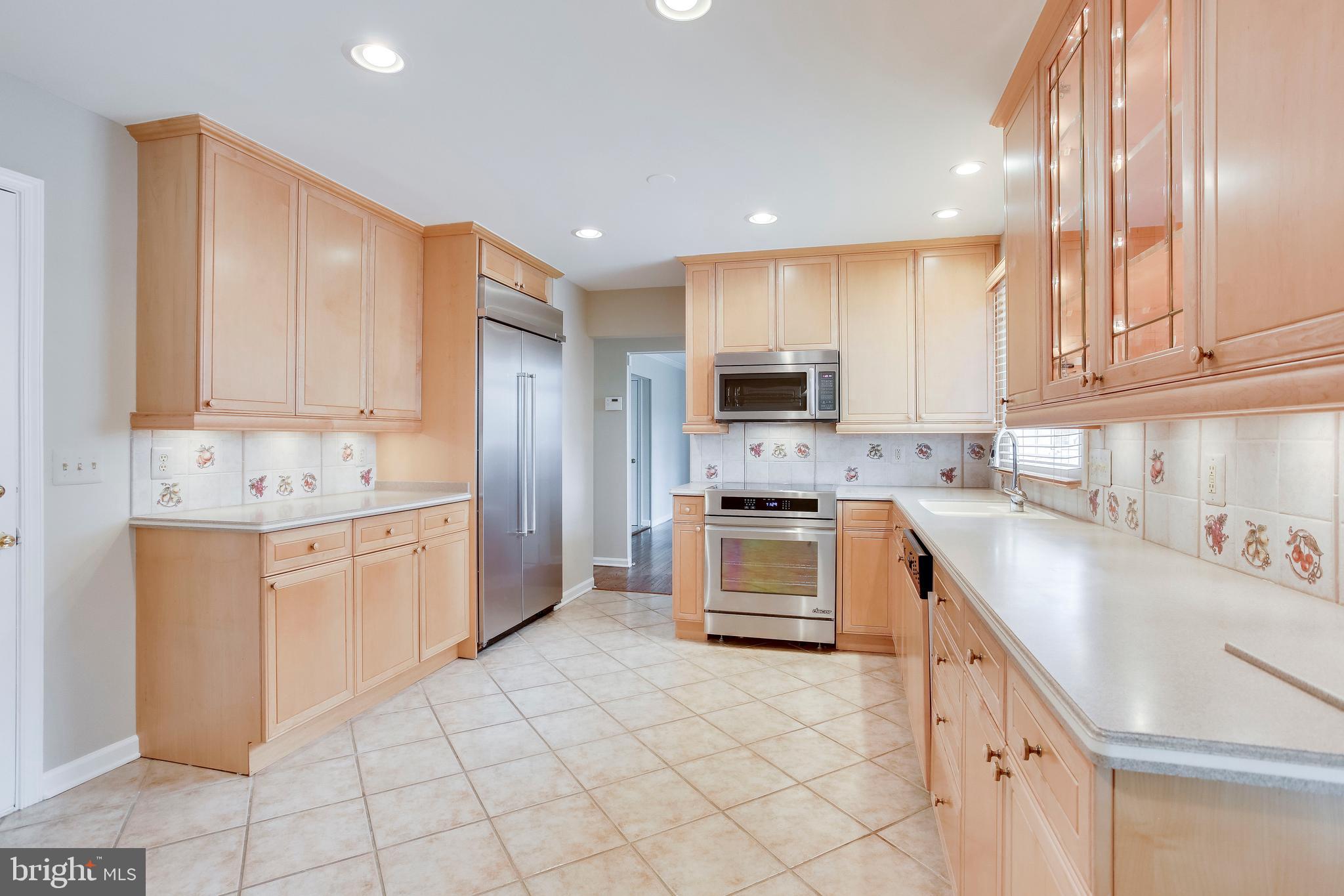 122 Hamilton Road Sterling, VA 20165 - Photo 17 of 37 High end appliances - oversize refrigerator