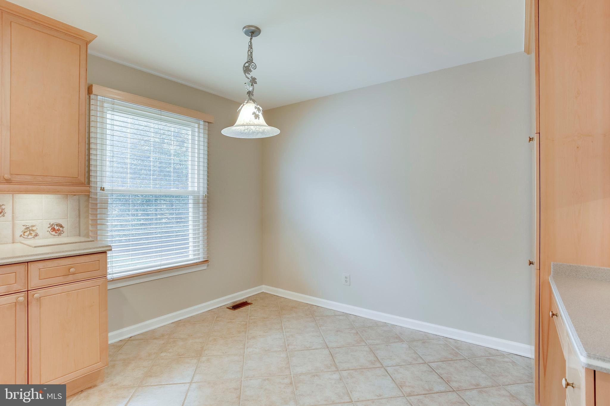 122 Hamilton Road Sterling, VA 20165 - Photo 19 of 37 Large eat in area of kitchen