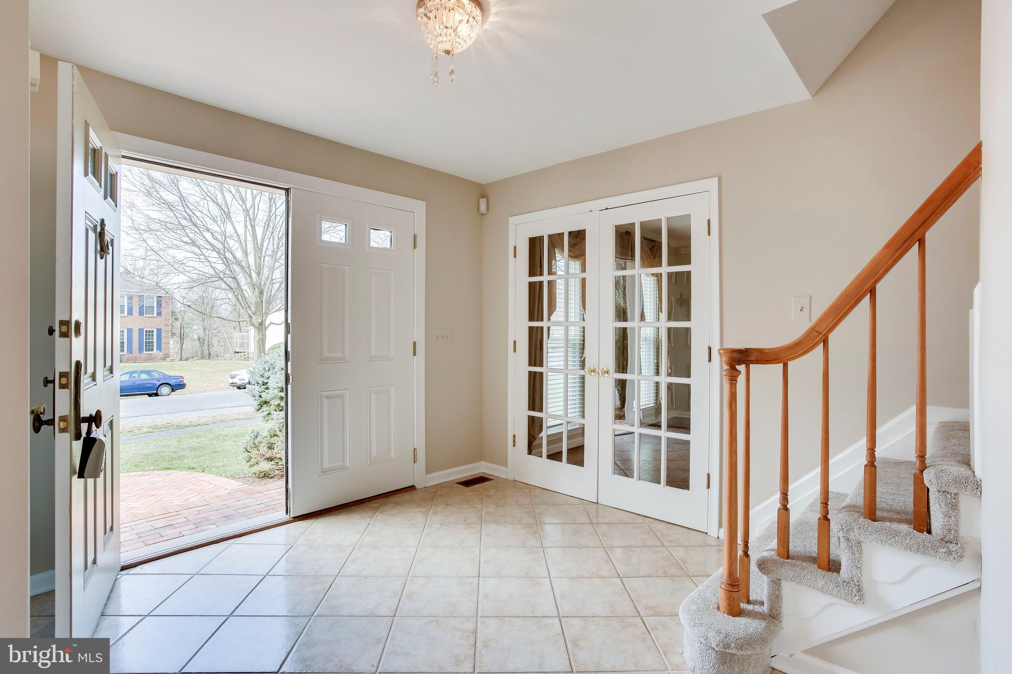 122 Hamilton Road Sterling, VA 20165 - Photo 3 of 37 Large foyer