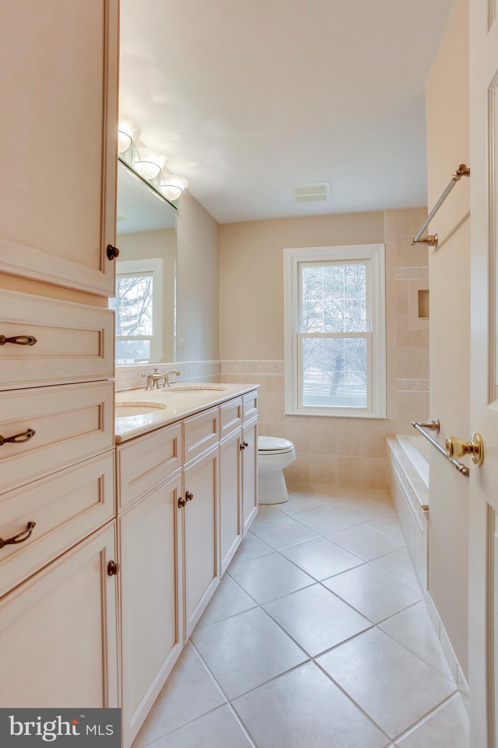 122 Hamilton Road Sterling, VA 20165 - Photo 24 of 37 Guest bath