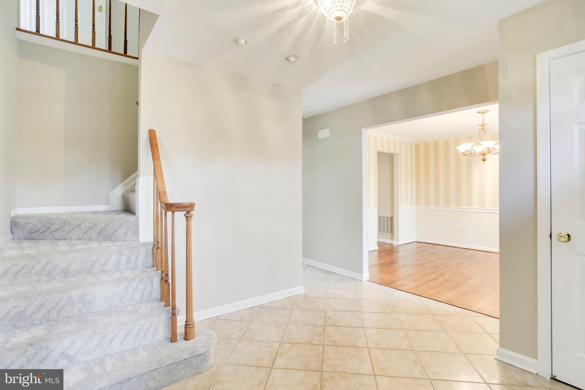 122 Hamilton Road Sterling, VA 20165 - Photo 4 of 37 Foyer