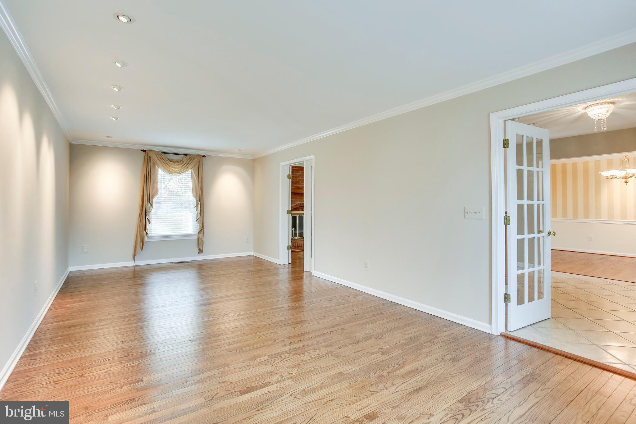 122 Hamilton Road Sterling, VA 20165 - Photo 8 of 37 Large living room
