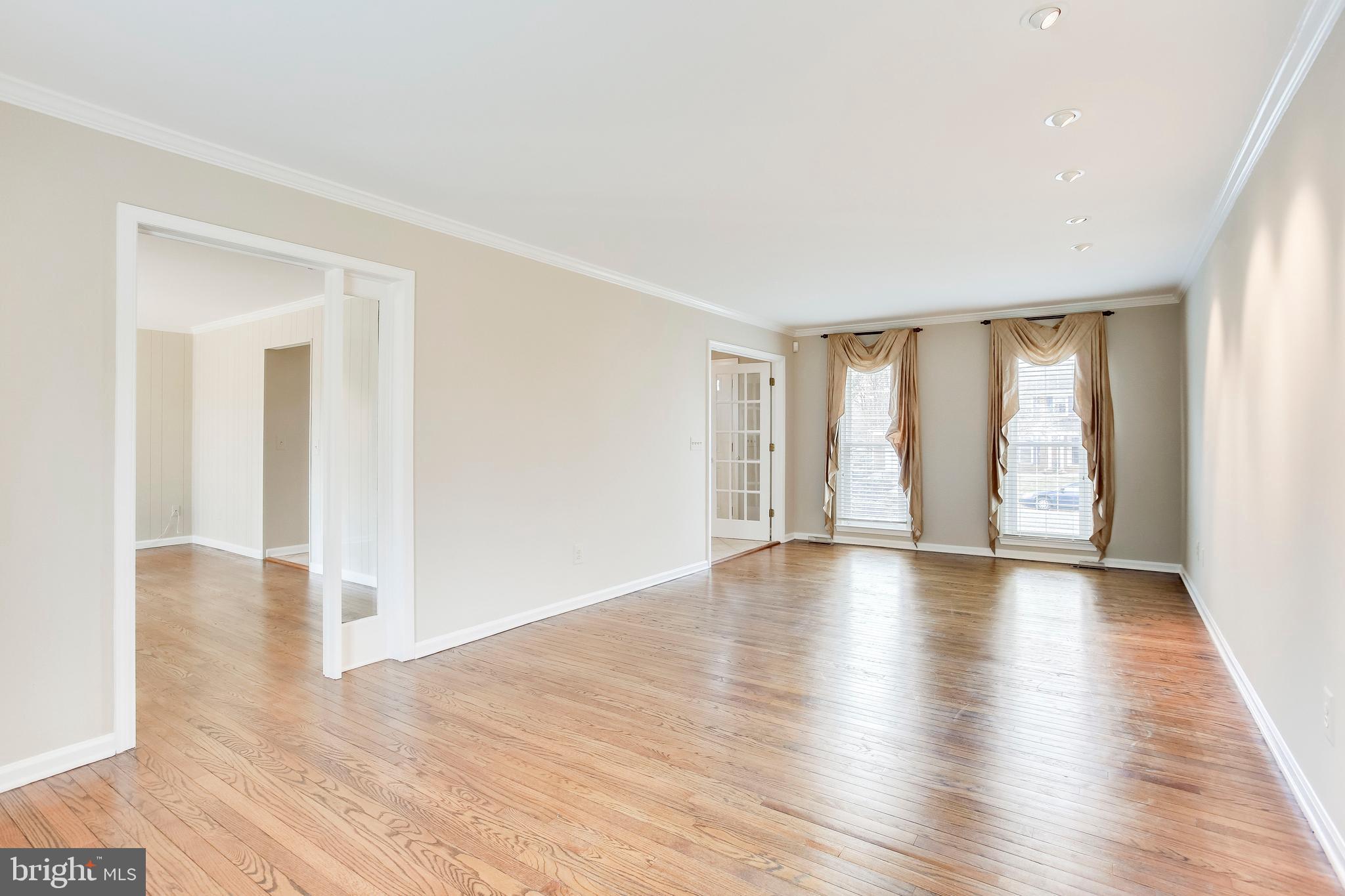 122 Hamilton Road Sterling, VA 20165 - Photo 9 of 37 Large living room